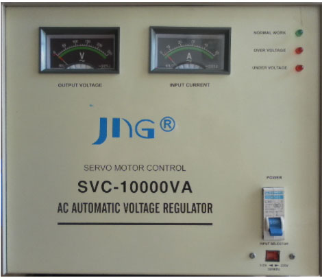 Painel frontal identificado como SVC-10000VA no anúncio JNG de 10 kVA